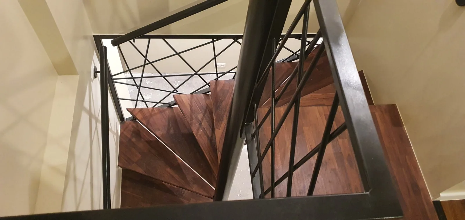 Escalier intérieur intérieur sur mesure, escalier design Lazaro Steel
