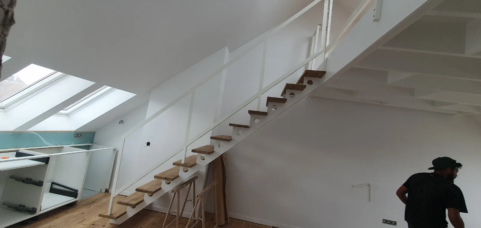 Escalier crémaillère en acier laqué blanc avec marches en bois massif, escalier intérieur sur mesure
