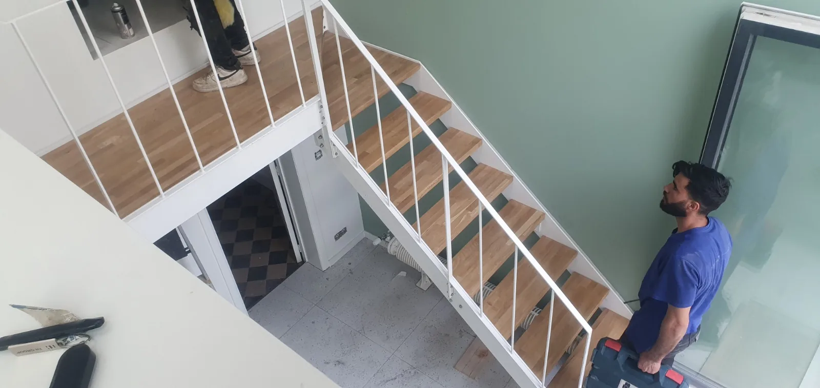 Escalier acier noir contemporain avec garde-corps barreaudage, escalier sur mesure
