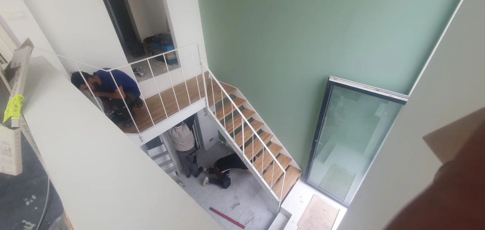 Escalier double volée en acier avec palier de repos, escalier intérieur