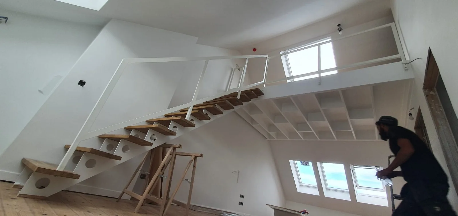 Escalier balancé en acier laqué avec marches ajourées, escalier sur mesure