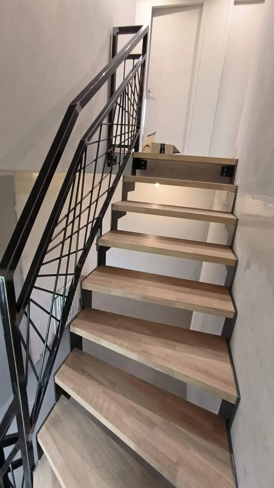 Escalier avec garde-corps verre et main courante acier, escalier contemporain