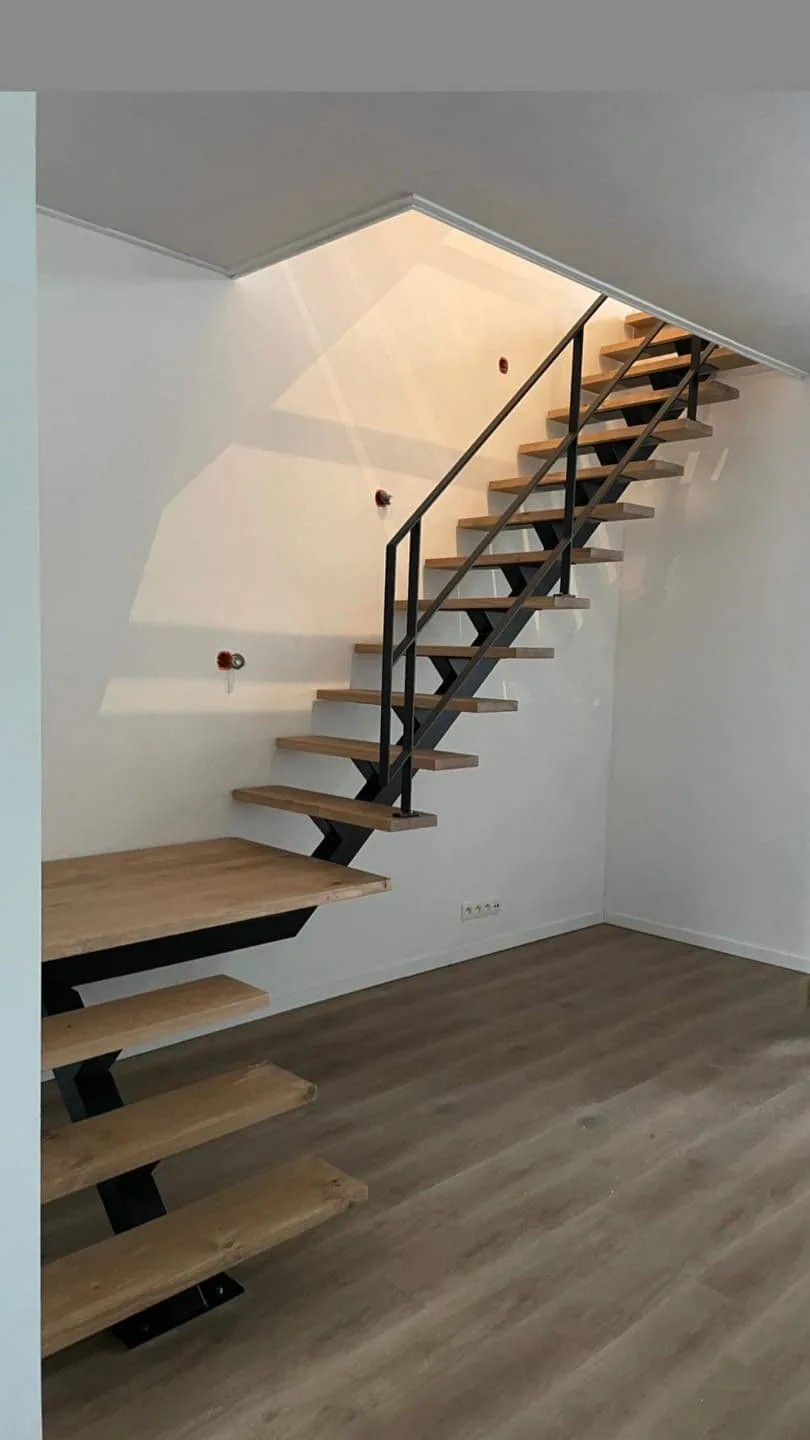 Escalier industriel en acier brut avec caillebotis, escalier extérieur