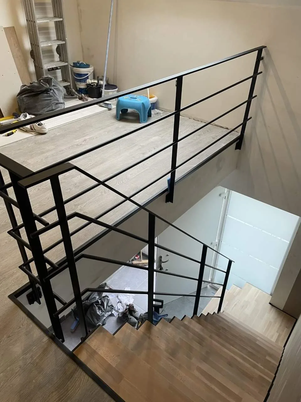 Escalier suspendu en acier avec marches épaisses en bois, escalier flottant