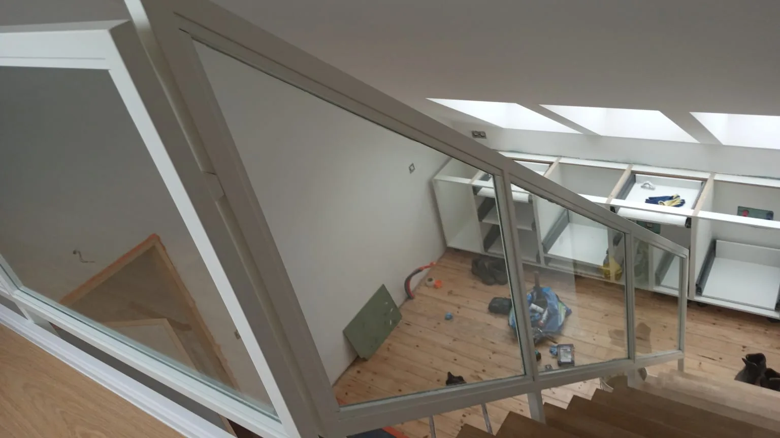 Escalier intérieur sur mesure en acier noir avec marches bois, escalier intérieur