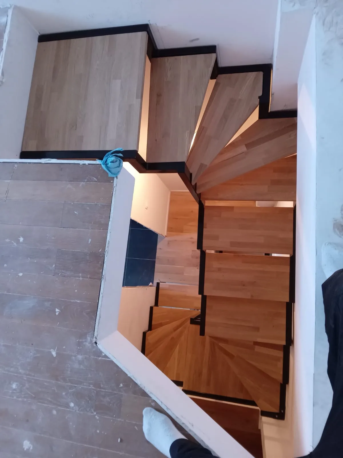 Escalier intérieur sur mesure en acier laqué, escalier intérieur Lazaro Steel