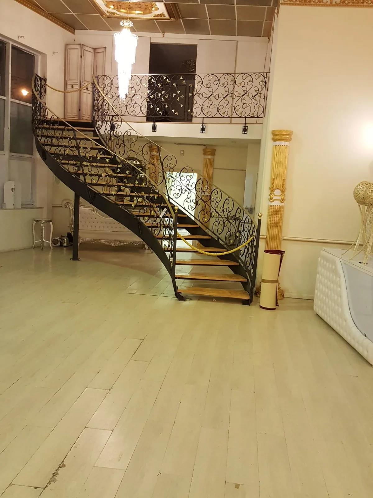 Atelier ferronnerie Lazaro Steel avec escalier fer forgé en fabrication, contact Charleroi