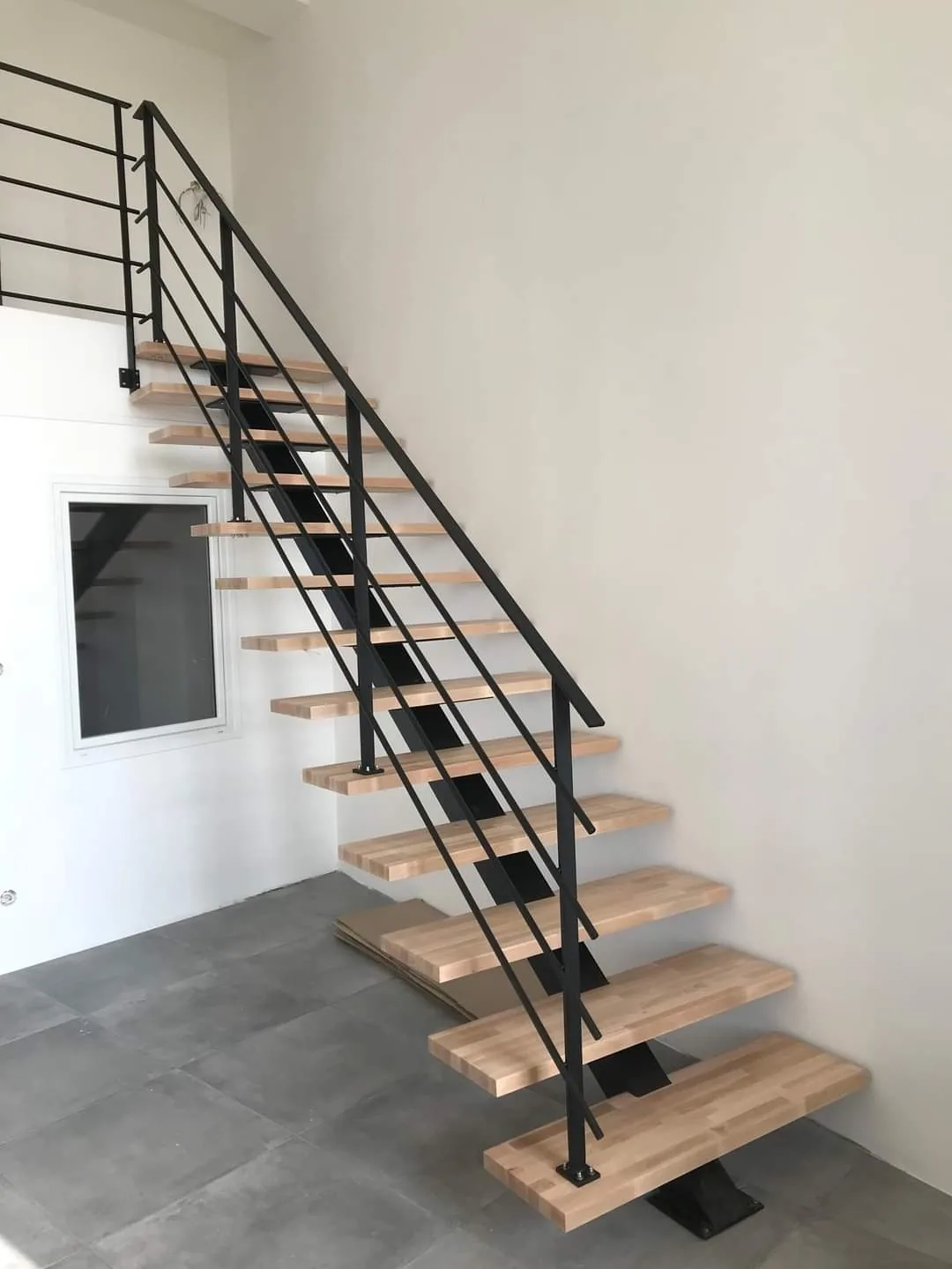 Escalier en acier avec limon central et marches bois, escalier contemporain