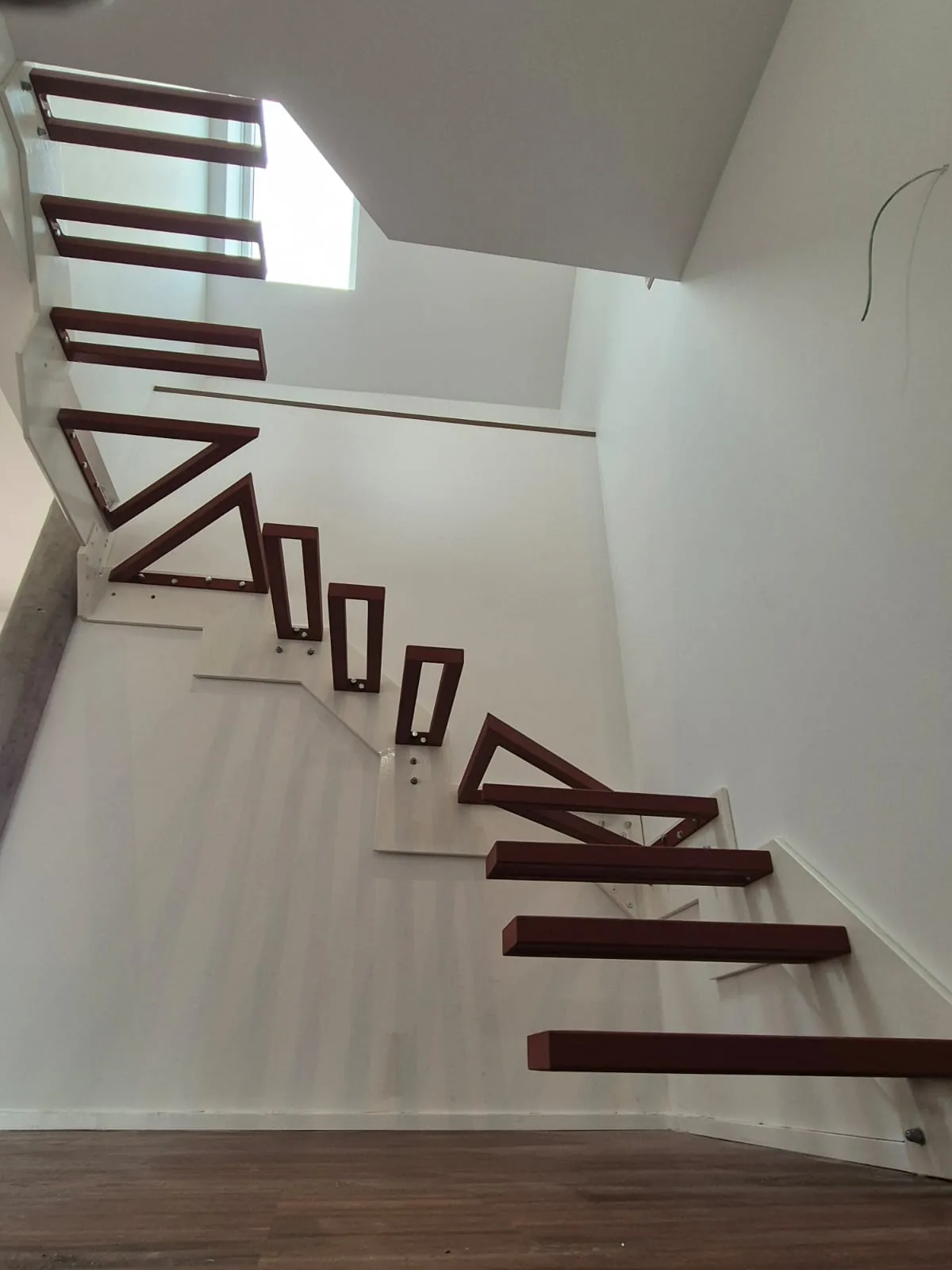 Escalier avec garde-corps mezzanine barres croisées géométriques, escalier design