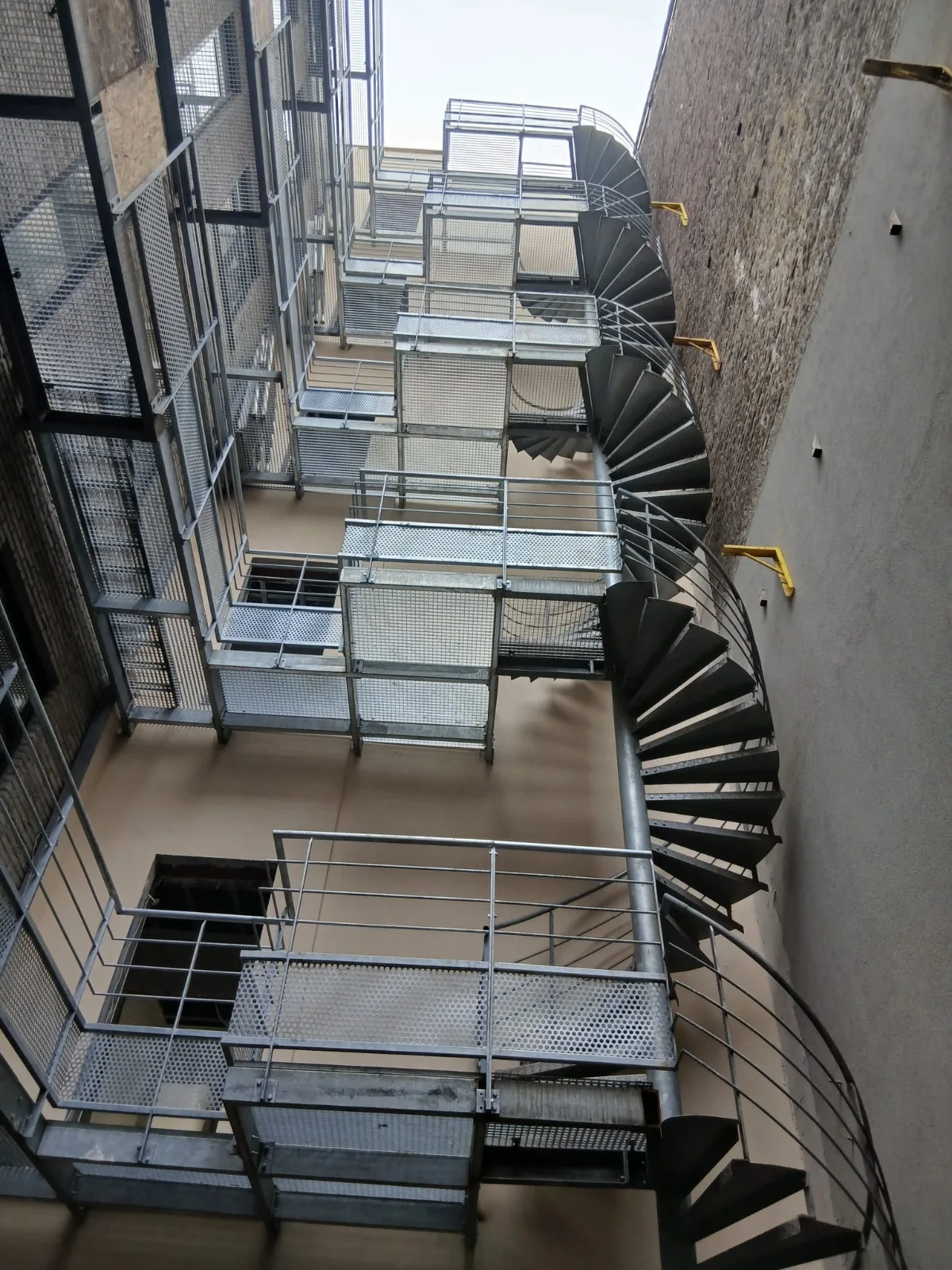 Escalier de secours grand format multi-étages, sécurité incendie sur mesure