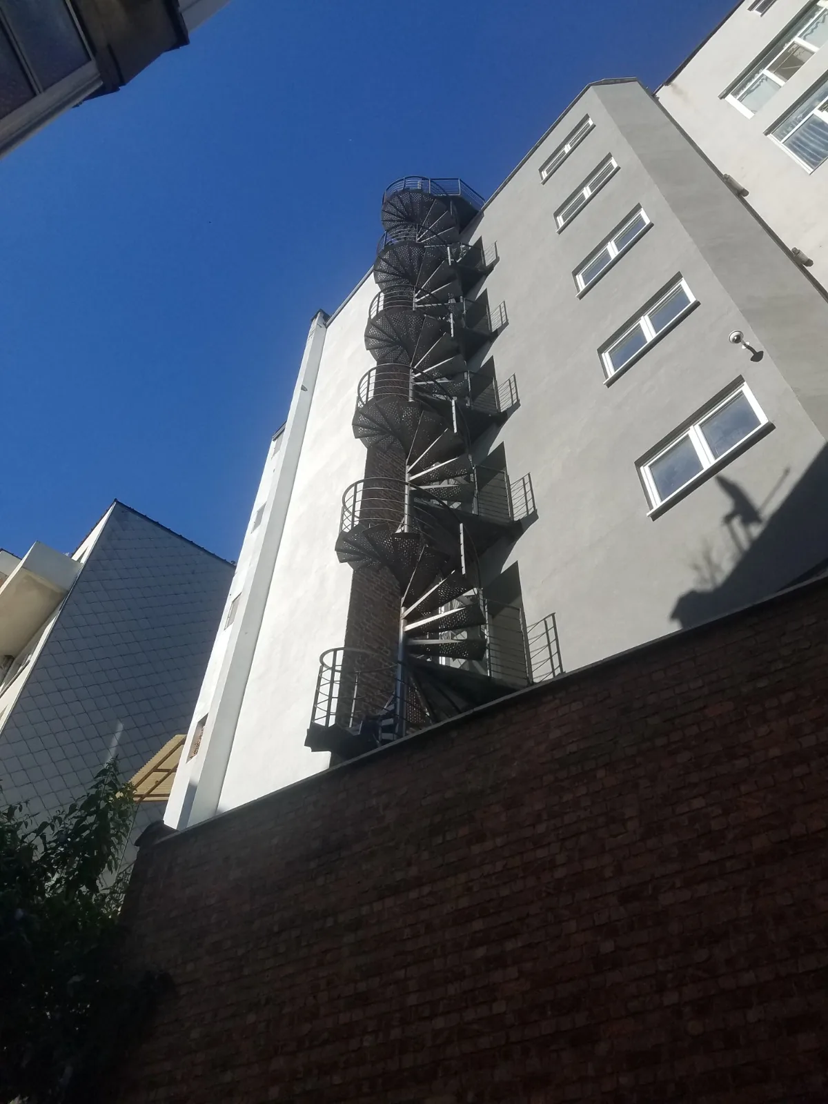 Escalier de secours détail fixation façade, ferronnerie sur mesure Lazaro Steel
