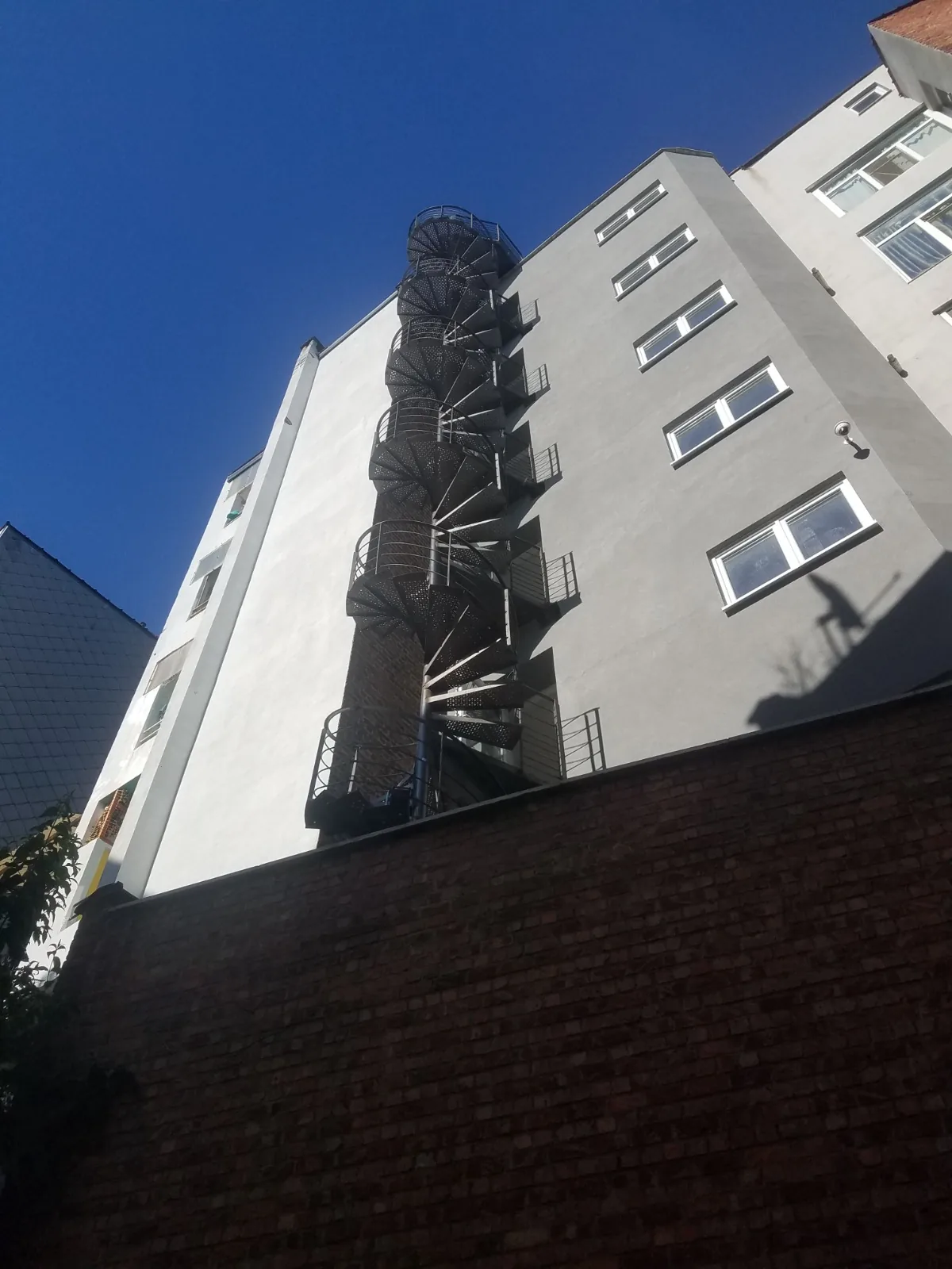 Escalier de secours accès toiture avec crinoline, sécurité incendie