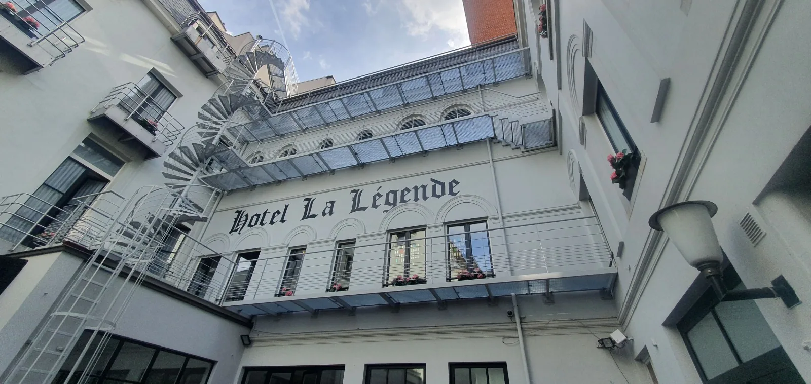 Escalier de secours vue contre-plongée niveaux multiples, sécurité incendie