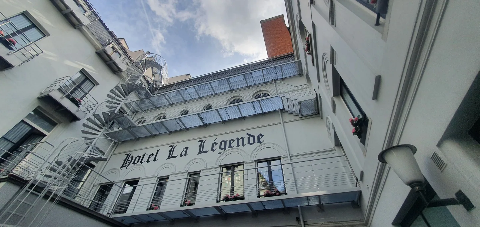 Escalier de secours bureau ancré façade béton, sécurité incendie sur mesure