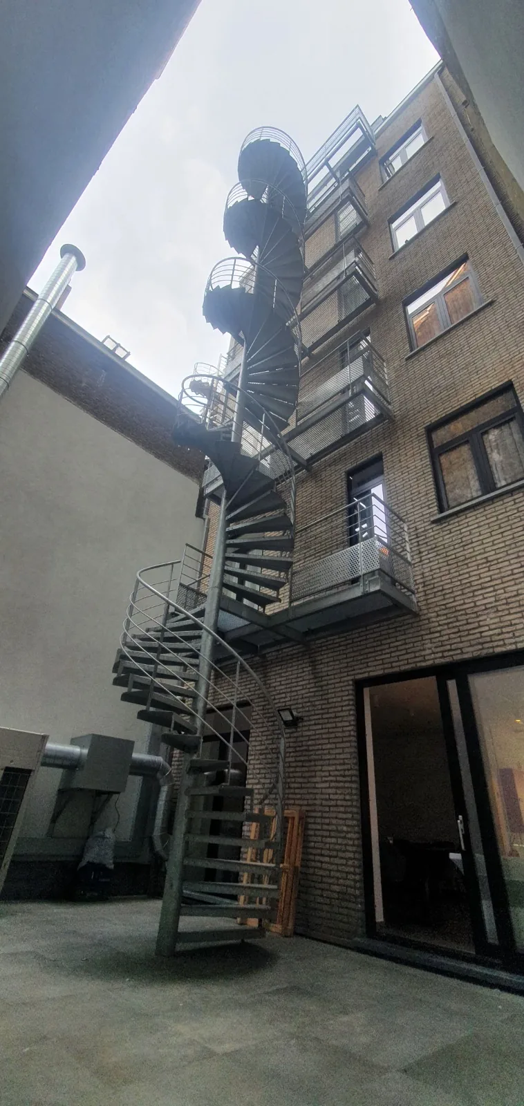 Escalier de secours industriel en acier galvanisé, sécurité incendie ERP