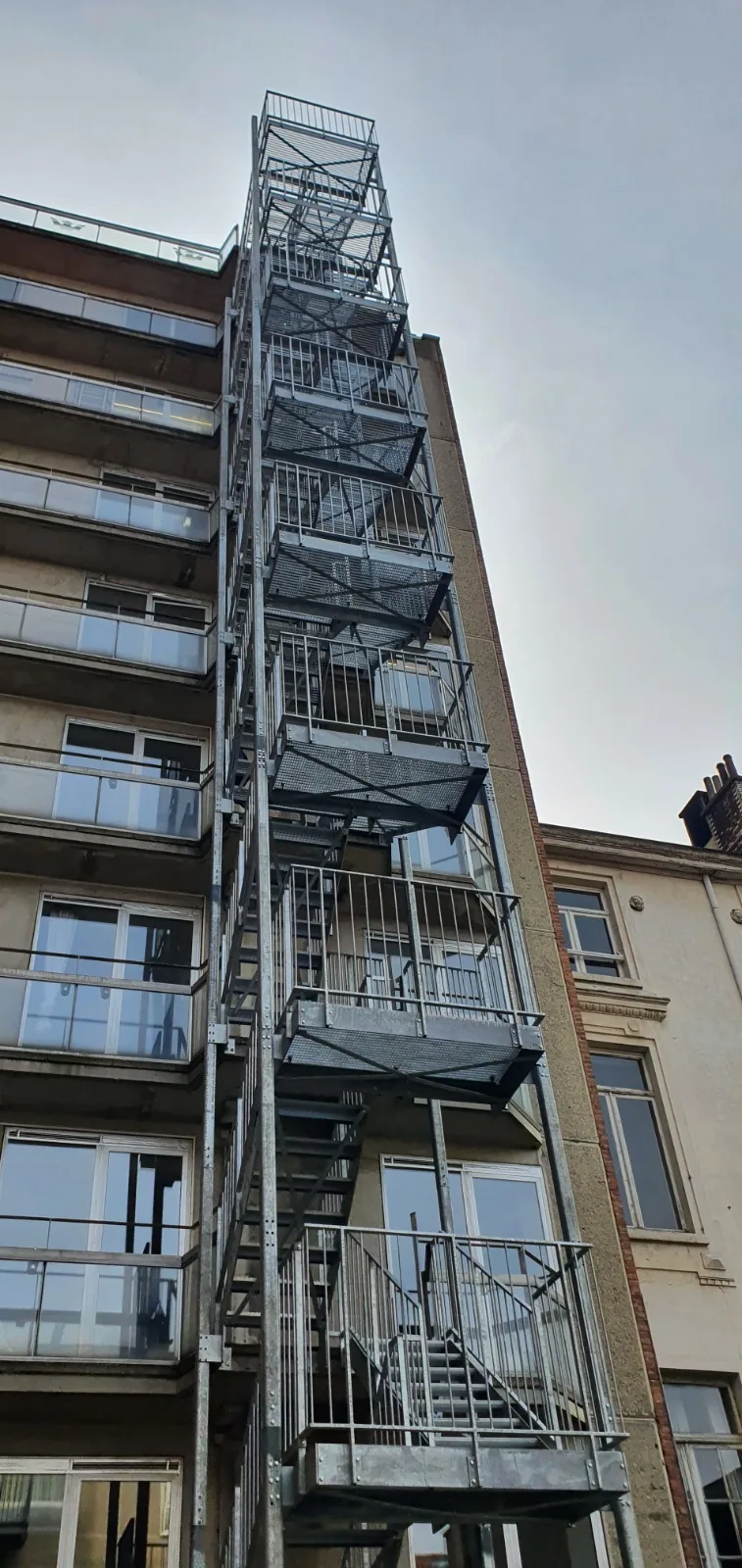 Escalier de secours résidentiel avec caillebotis anti-dérapant, sécurité incendie