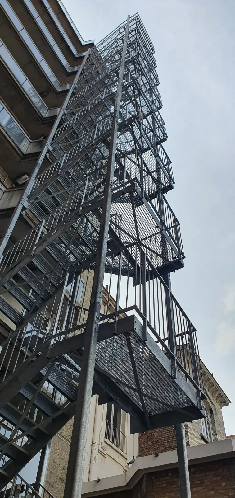 Escalier de secours façade immeuble ancré béton, sécurité incendie sur mesure