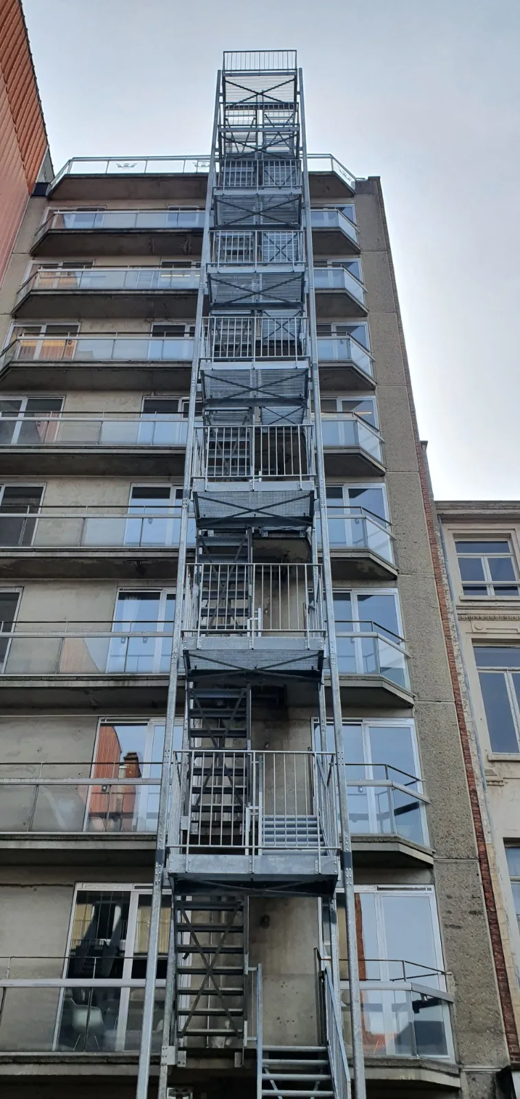 Escalier de secours hélicoïdal en acier galvanisé sur plusieurs niveaux, sécurité incendie