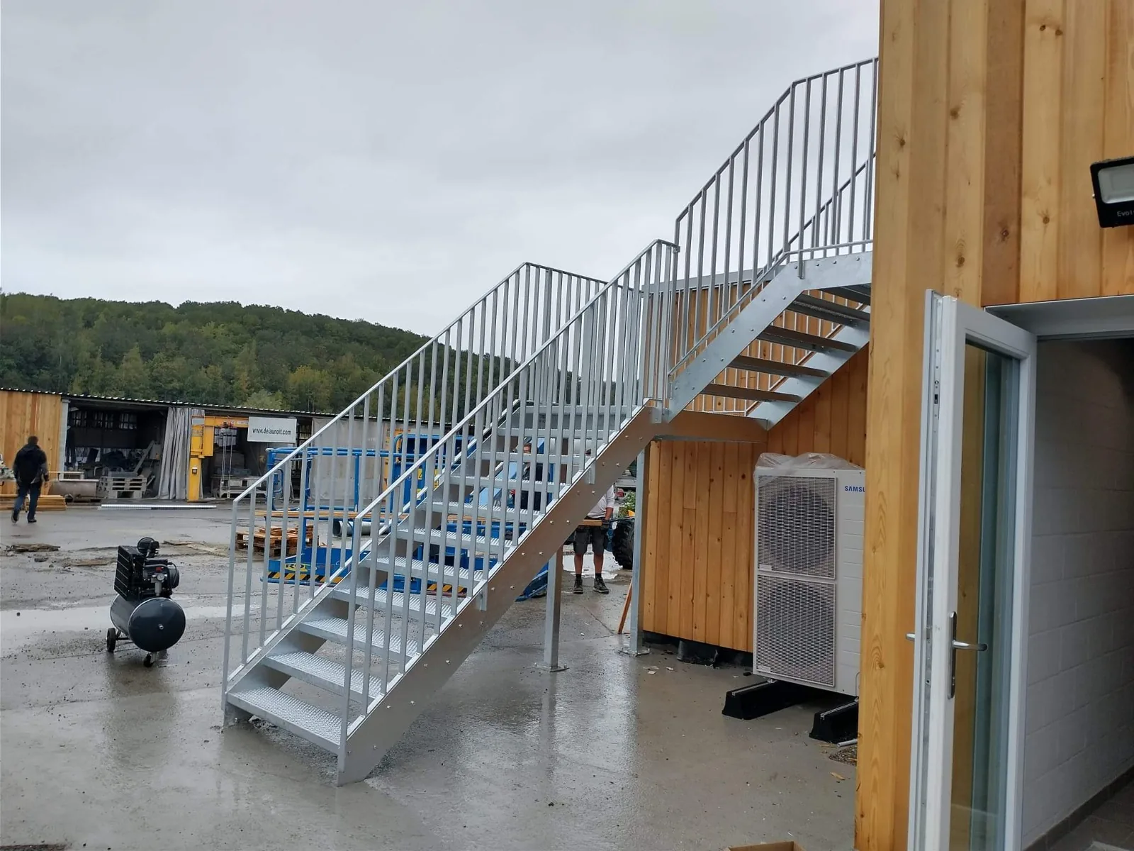 Escalier de secours extérieur avec paliers et garde-corps, sécurité incendie sur mesure