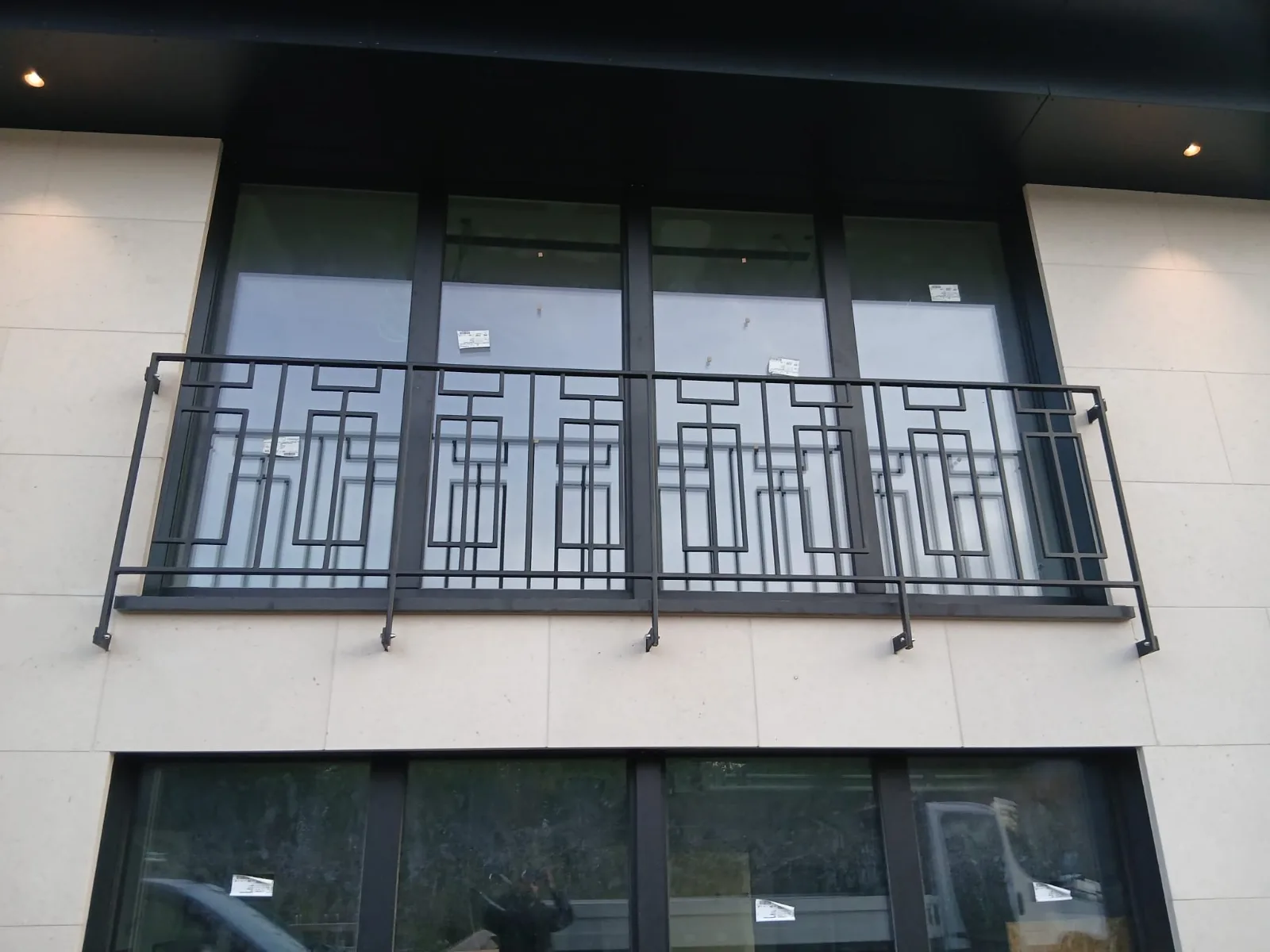 Garde-corps de balcon en acier noir avec motif géométrique art déco, ferronnerie sur mesure