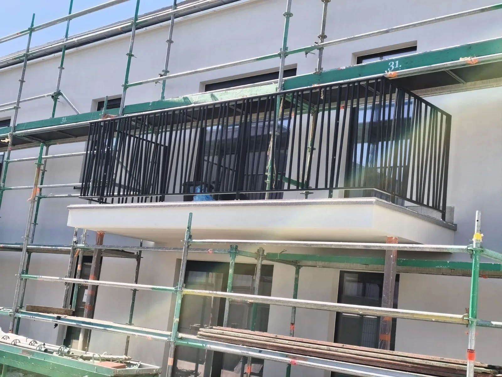 Garde-corps balcon en acier noir avec barreaudage vertical serré, ferronnerie sur mesure