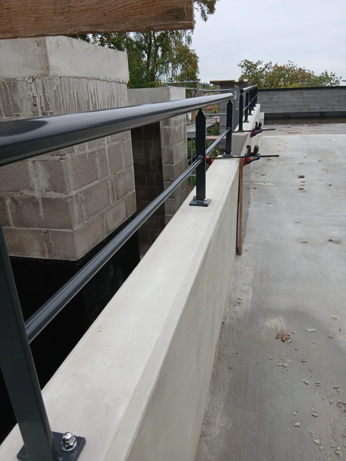 Garde-corps extérieur en acier laqué sur mesure, ferronnerie Lazaro Steel