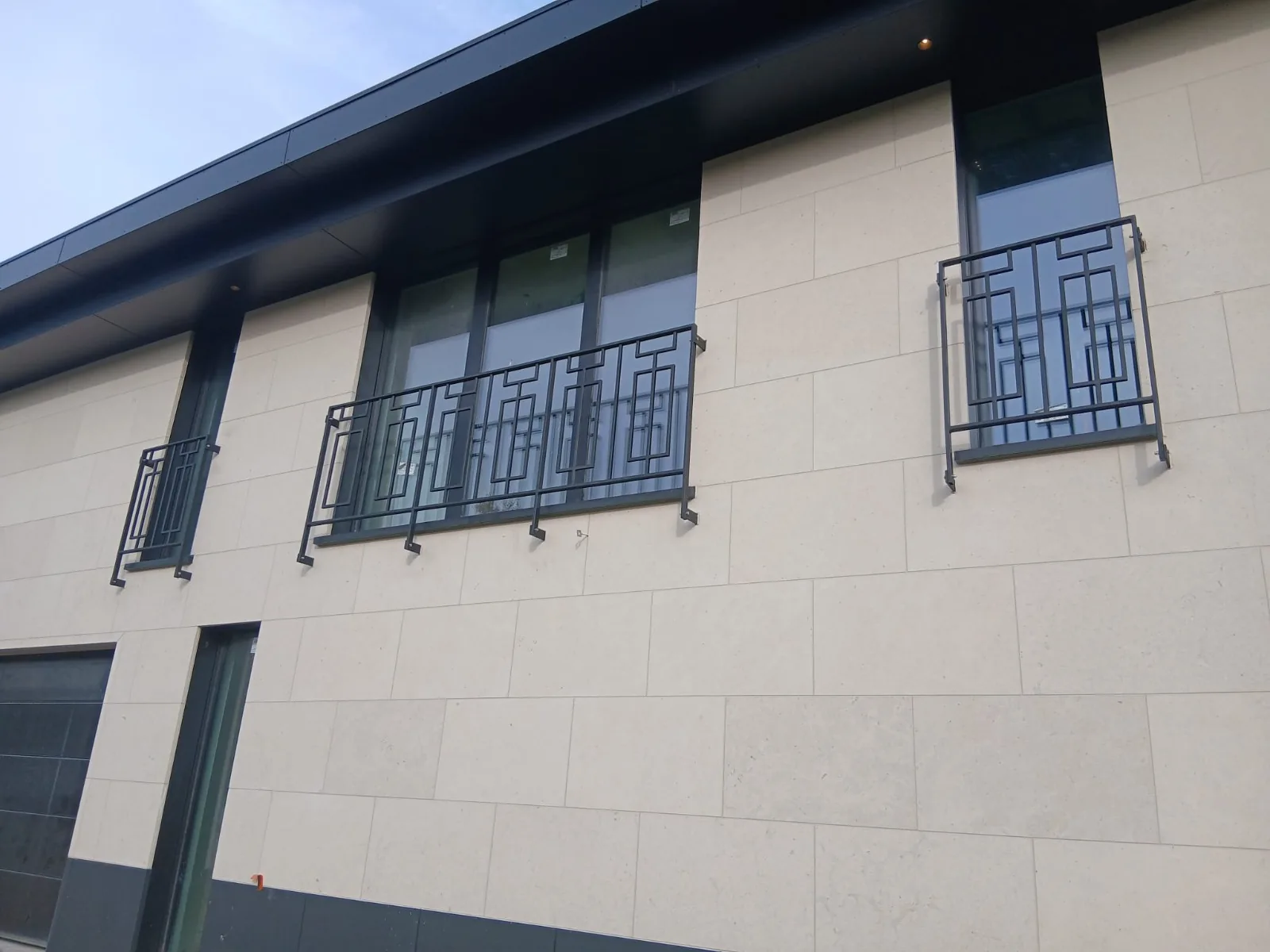Garde-corps balcon en acier noir sur mesure, ferronnerie Lazaro Steel