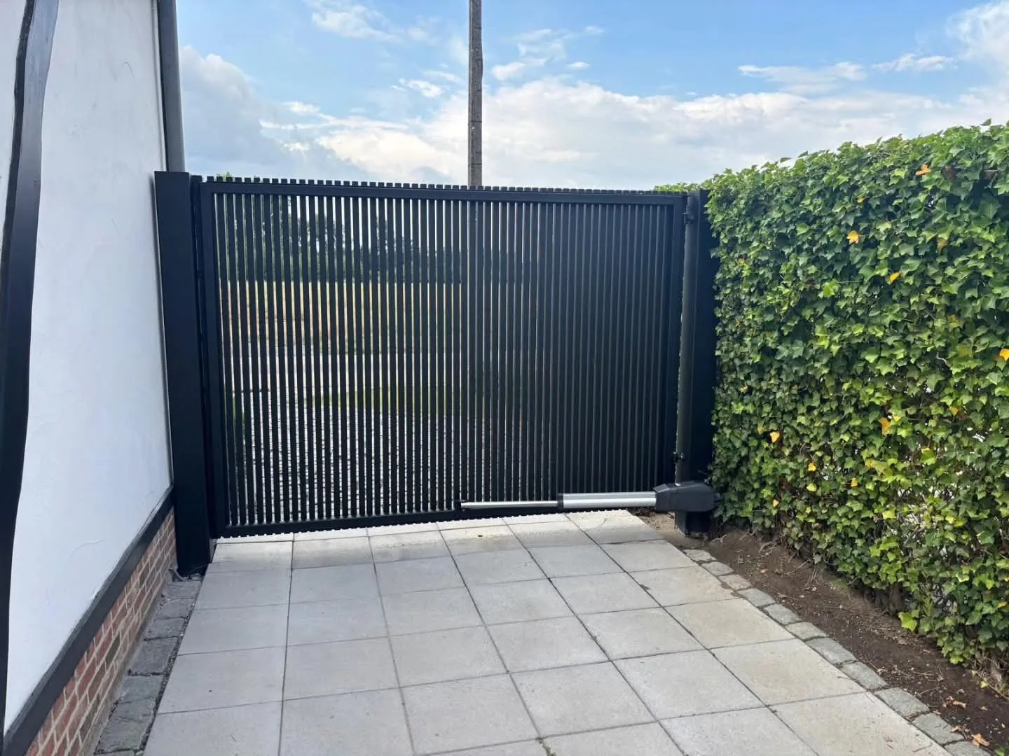 Portail battant en acier noir avec barreaudage vertical, portail résidentiel sur mesure