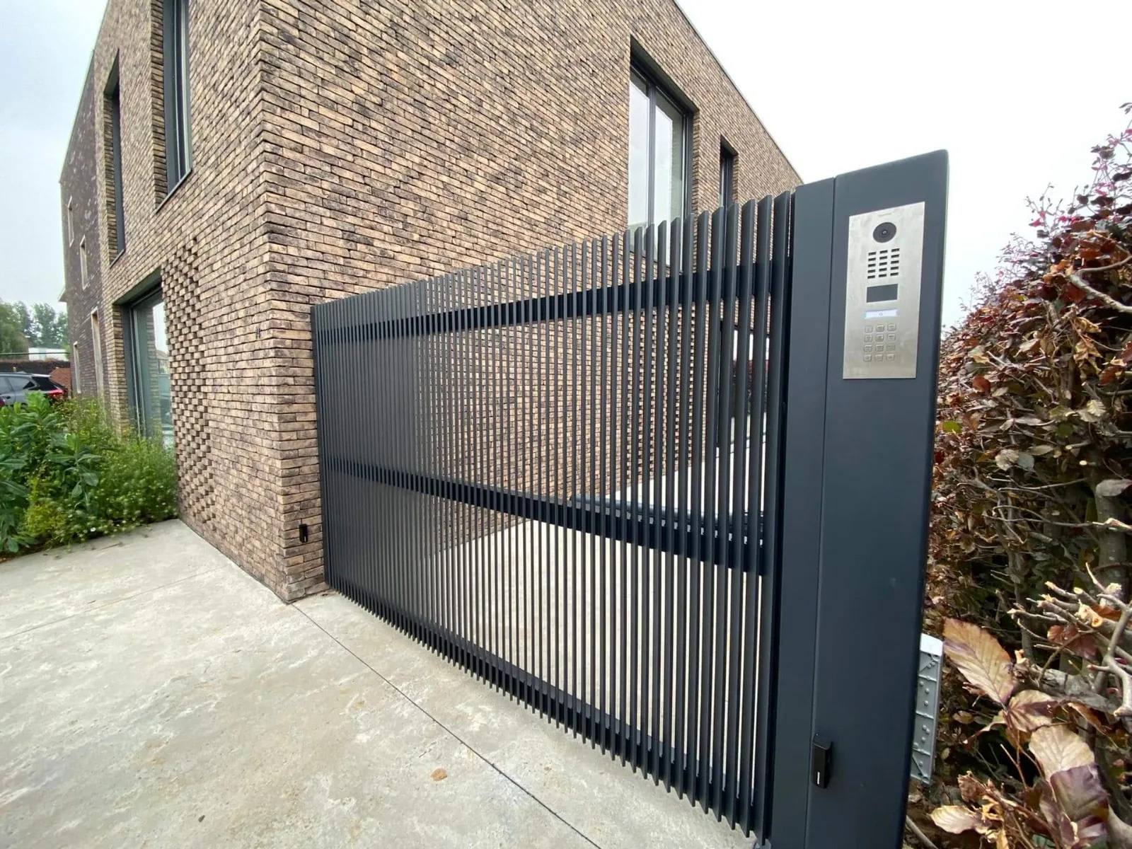 Portail acier noir sur mesure, Lazaro Steel