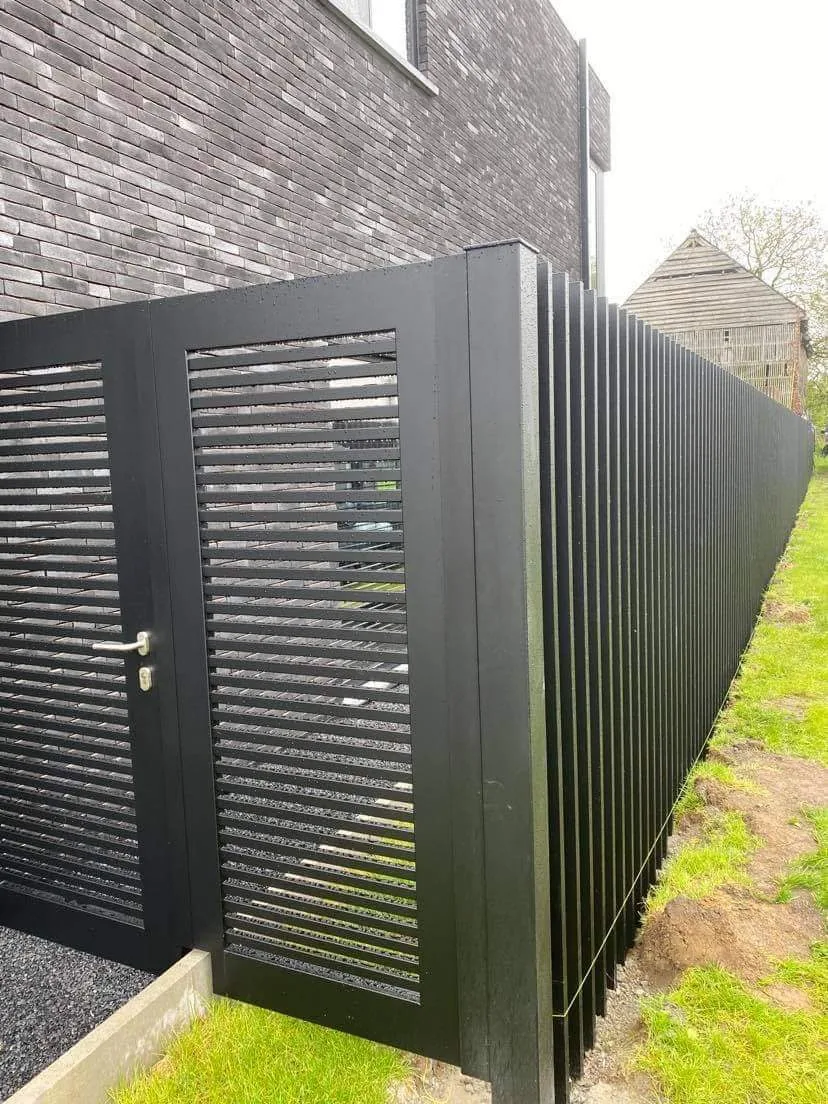 Portail prestige acier noir avec motif géométrique, portail résidentiel haut de gamme