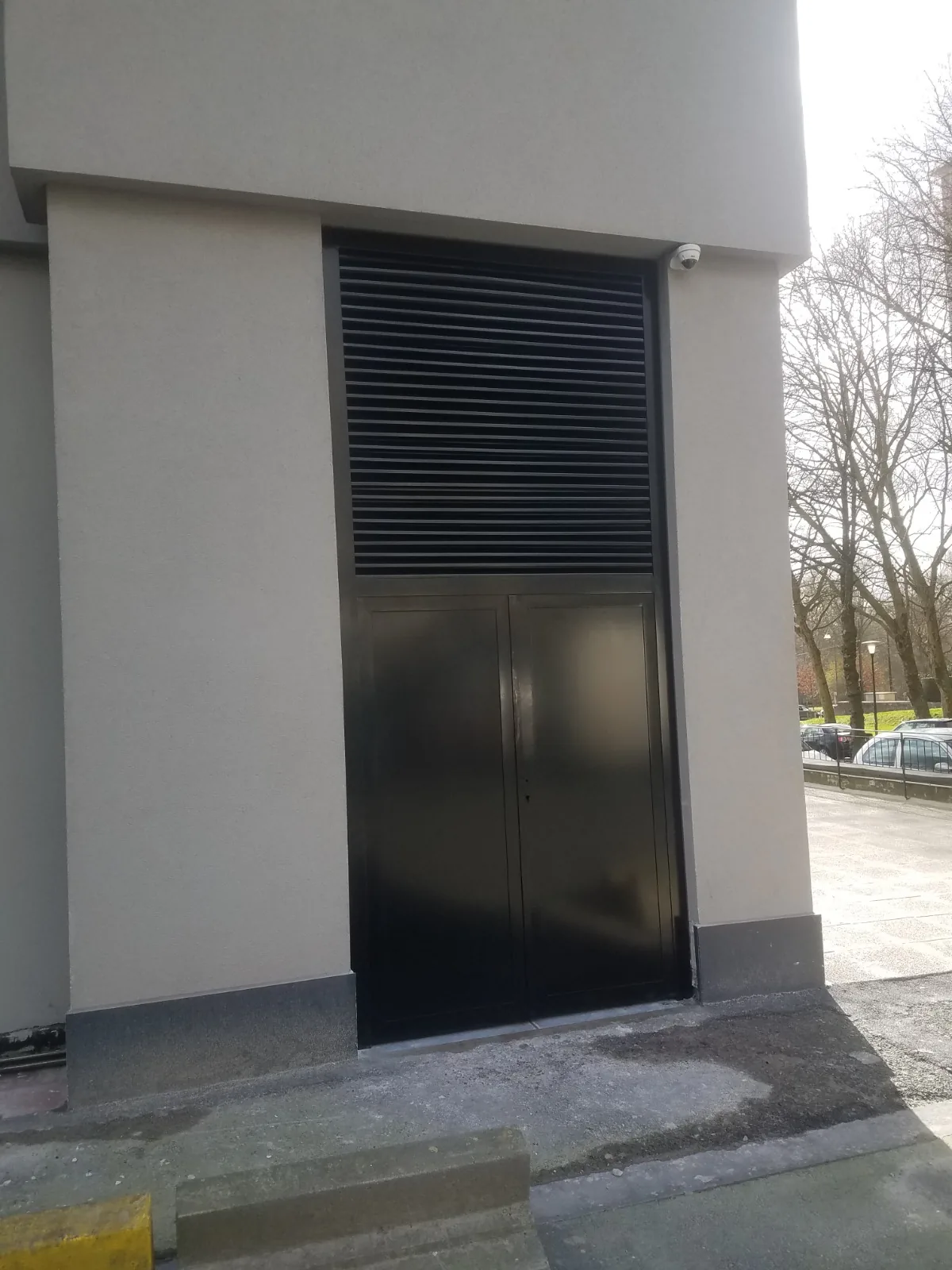 Porte intérieure en acier noir cadrée, porte sur mesure