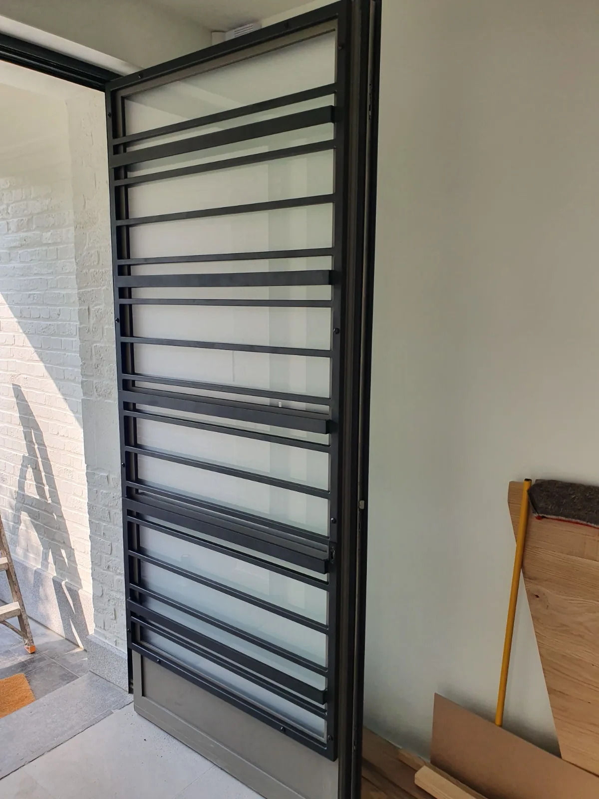 Portail thermolaqué noir mat contemporain, portail résidentiel