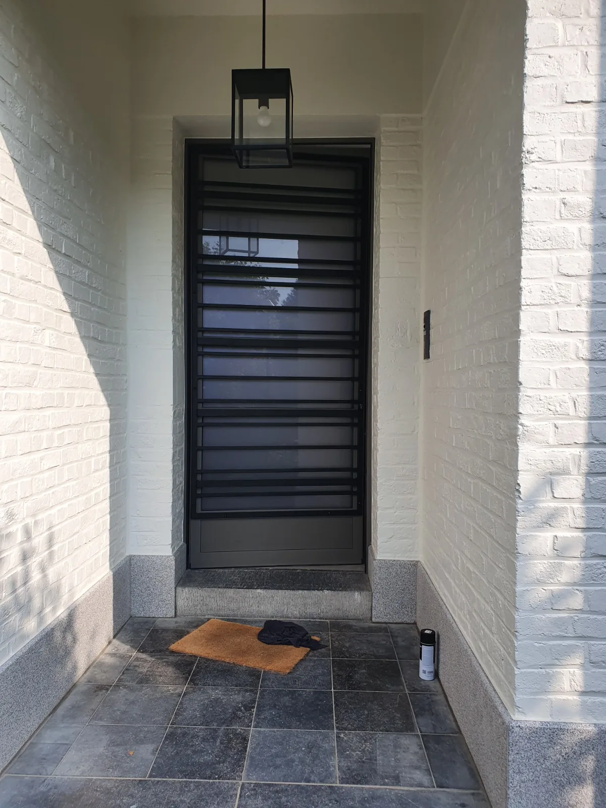 Portail urbain acier noir barreaudage vertical serré, portail sur mesure