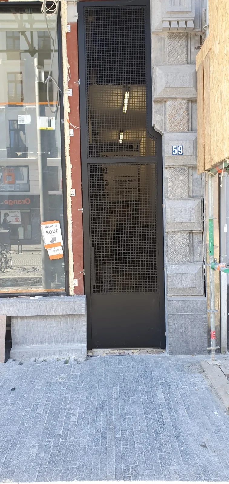 Portail en fer forgé traditionnel avec volutes, portail sur mesure