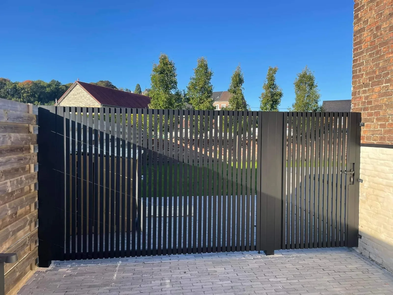 Porte d'entrée en acier noir avec cadre acier, porte sur mesure