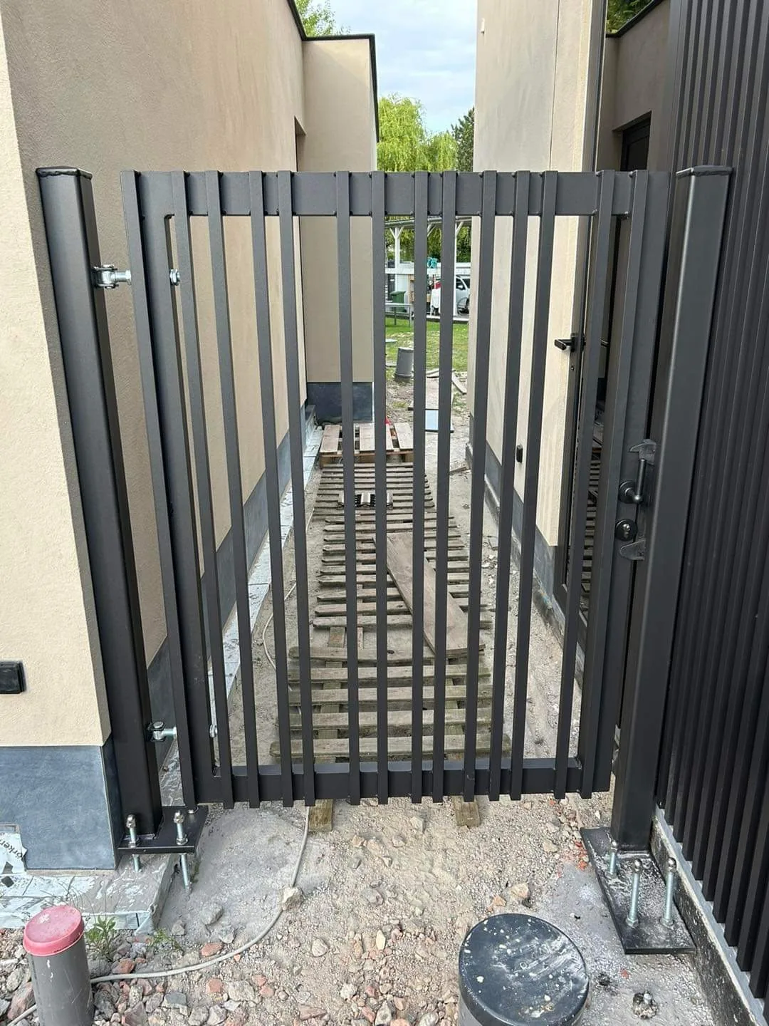 Portail coulissant en acier noir sur rail, portail sur mesure