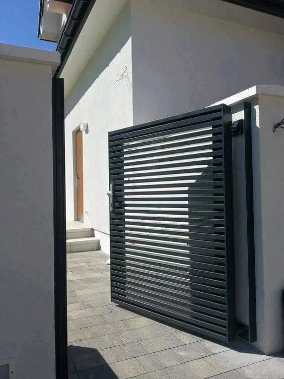 Portail acier noir sur mesure, portail résidentiel Lazaro Steel