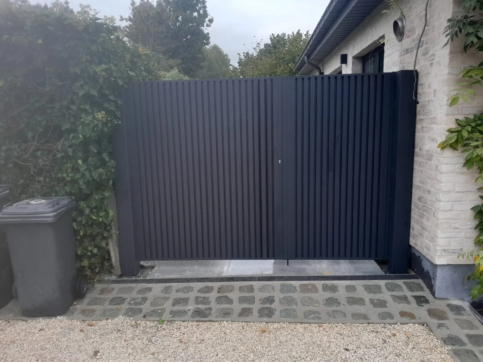 Portail acier noir sur mesure, portail résidentiel Lazaro Steel
