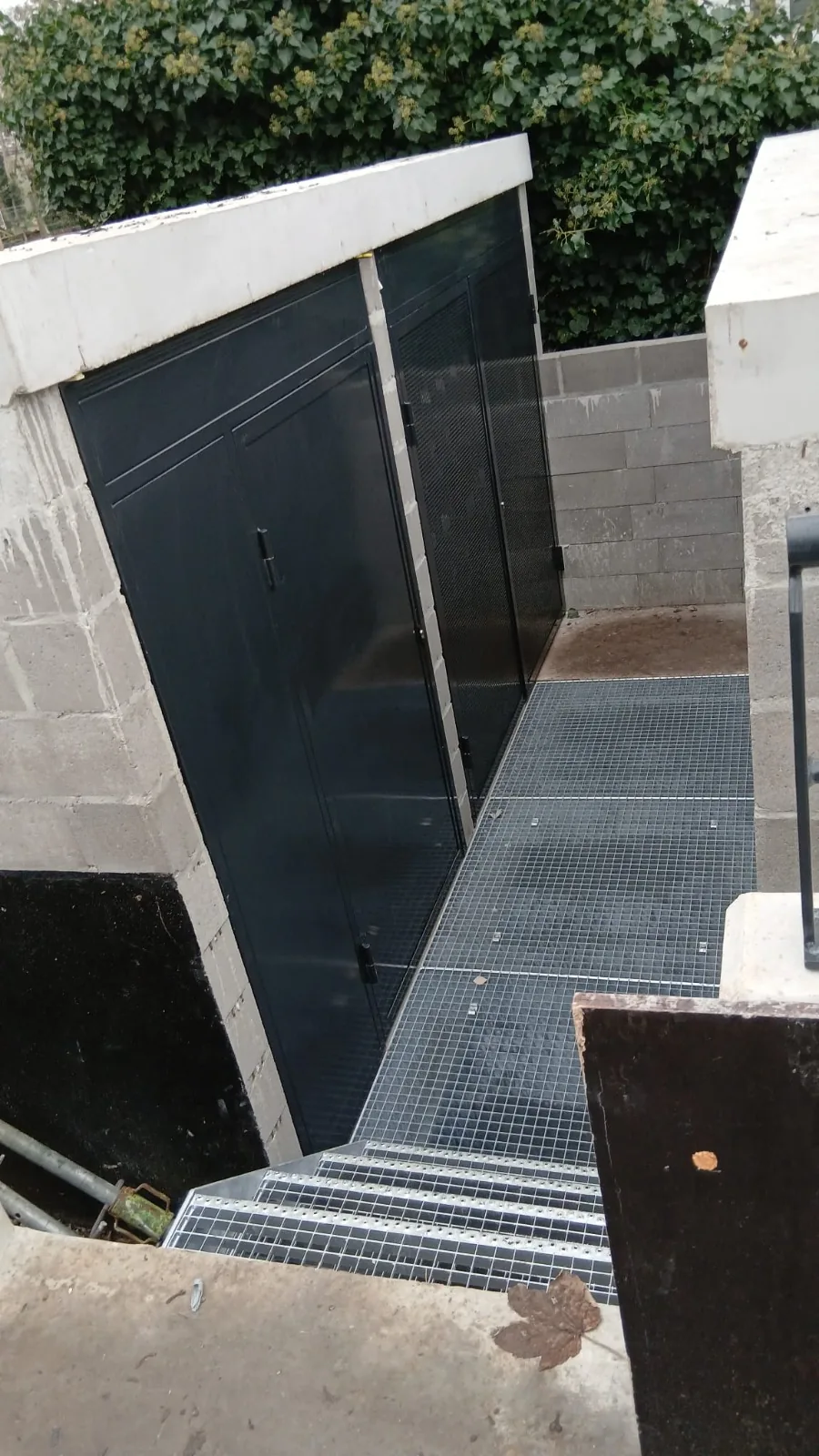 Portail acier noir sur mesure avec barreaudage vertical, portail Lazaro Steel