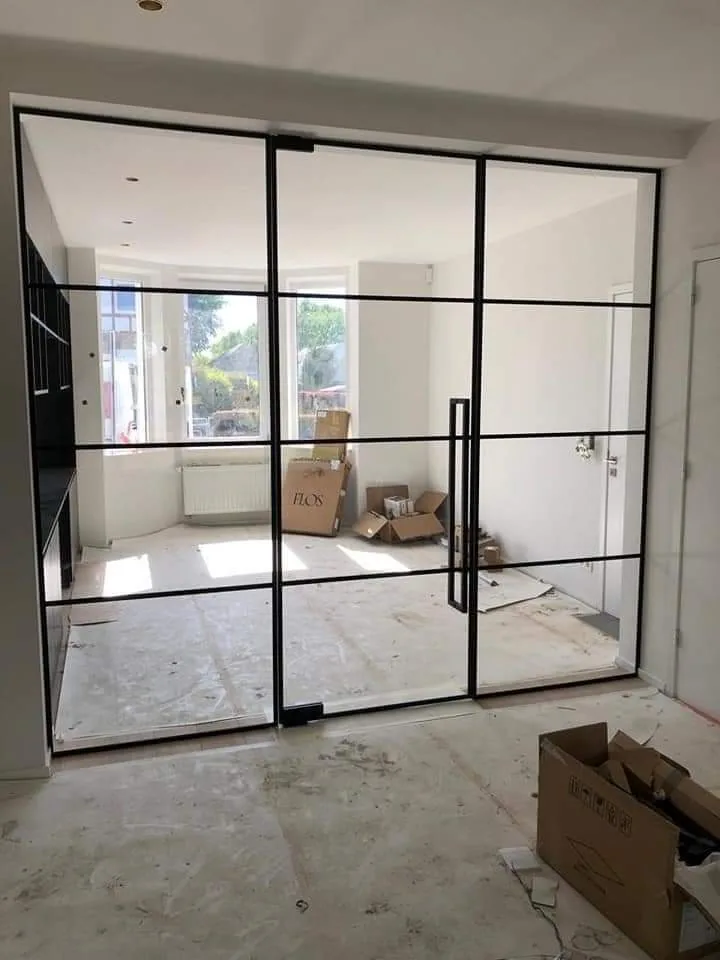 Verrière chantier en cours de pose en acier noir, verrière atelier sur mesure