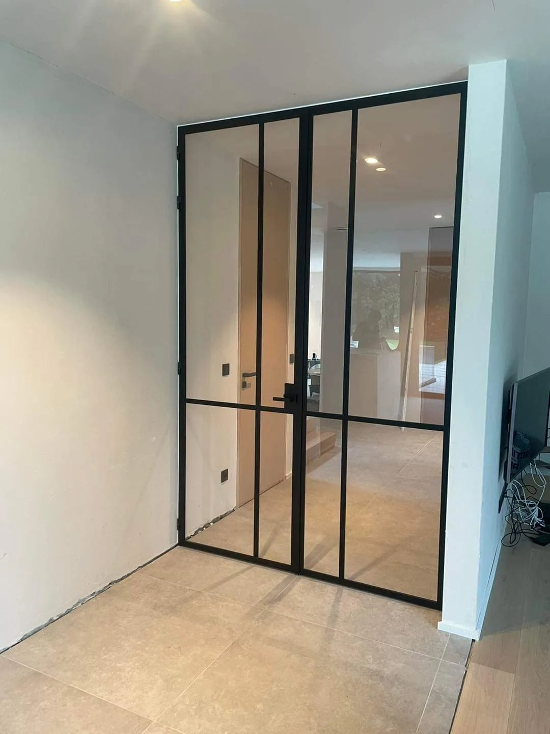 Verrière style industriel en acier laqué noir avec porte accordéon, verrière modulable