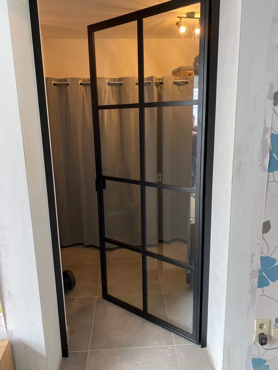 Verrière salle de bain en acier noir avec vitrage dépoli, verrière sur mesure